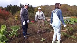 Japanese girl Maki Hojo delights four Japanese men in the field