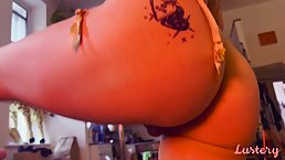 Sexy lap dance of beautiful lesbian lovers Eva and Roo