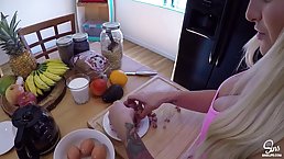 Instead of making breakfats, slutty blonde gave a blowjob to a guy she liked a lot