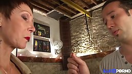 Short haired cougar, Jolie likes to spread her legs wide open and get fucked good