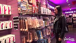 Professional cock sucker does not mind doing her job in front of the camera, for free