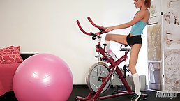 Beautiful brunette, Susana Melo went to the gym and couldn't stop masturbating, until she came