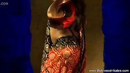 Indian lady has some dirty ideas on her mind and would like toturn them into reality
