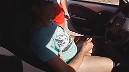 Joven desconocida me masturba en mi auto en la calle