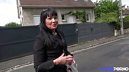 Berenice is a married woman who likes to have casual sex with various handsome guys