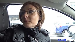 B&eacute;atrice, milf salope, se fait d&eacute;foncer dans le dos de son mari