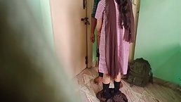 Amateur Indian college girl gets fucked at the entrance of the house