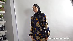 Horny Holly Molly in hijab wants some photos