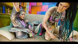 Huge dildo stuffing competition with Anuskatzz and Illuz