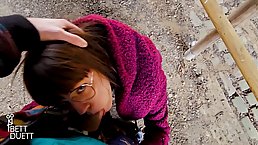 Amateur girl with glasses gets fucked outdoors
